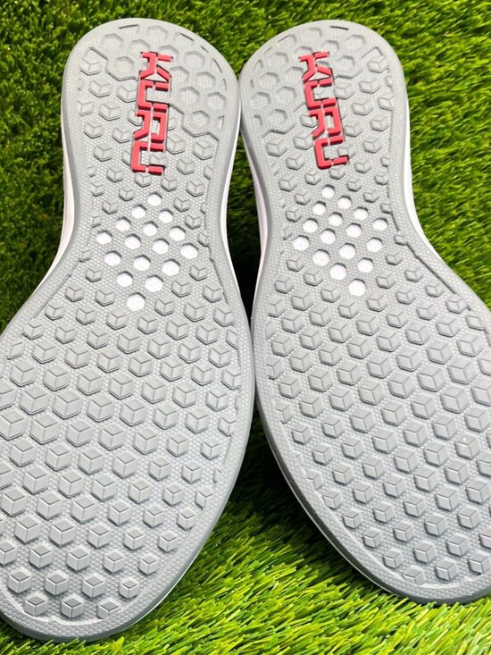 Kuru Atom Slip-On Mens Size 9.5 Gray White Athletic Walking Shoes Sneakers main image 2